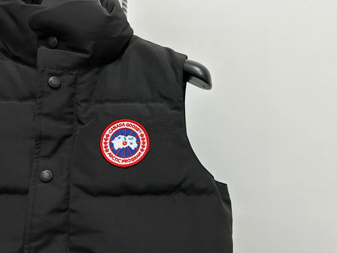 P360 【Canada Goose】Canada Goose #Freestyle Crew 4154M men’s and women’s vest down ➖ Imported Behringer embroidery machine with customized 10,000-needle embroidery logo! ➖ Imported 21-count polyester-cotton blended original fabric, using Feather-Light 10D waterproof coating fabric, made of 84.5% polyester fiber and 15.5% cotton, 100% the best feel in the entire network! ➖ The genuine official website uses the national standard 80 white duck down, and will never be misled by false claims such as 90 down or goose down! ➖ 100% nylon nylon lining with double double-layer sealing design to prevent velvet from running away. Top-grade polar fleece is used in the collar and pockets to keep warm and comfortable! ➖ Yoshida YKK provides original custom-made electroplated sliders. YKK two-way lockable zippers are tight and smooth and will not peel off paint! ➖ 3M composite original Velcro is durable, and all accessories and hardware are disassembled and customized! ⛔No slander, no exaggeration, no need for too much copywriting, because it is focused, it is professional!  SIZE: XS S M L XL XXL